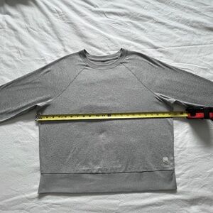 Vuori Women's Halo Long Sleeve Crew Top (light sweatshirt) Light Gray Size M